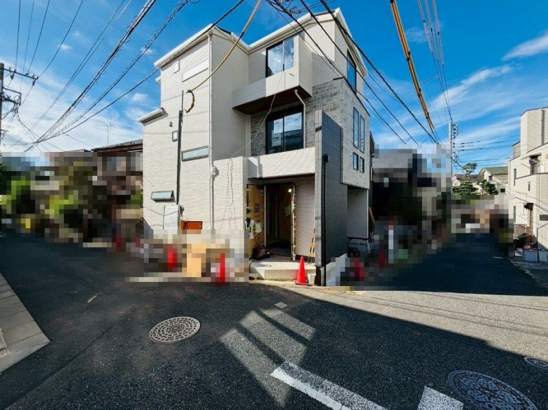 前面道路含む建物外観