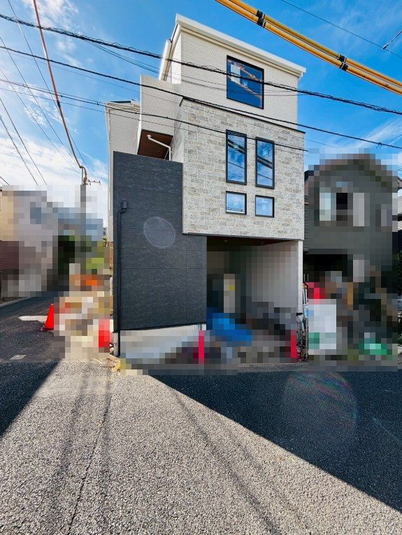 前面道路含む建物外観