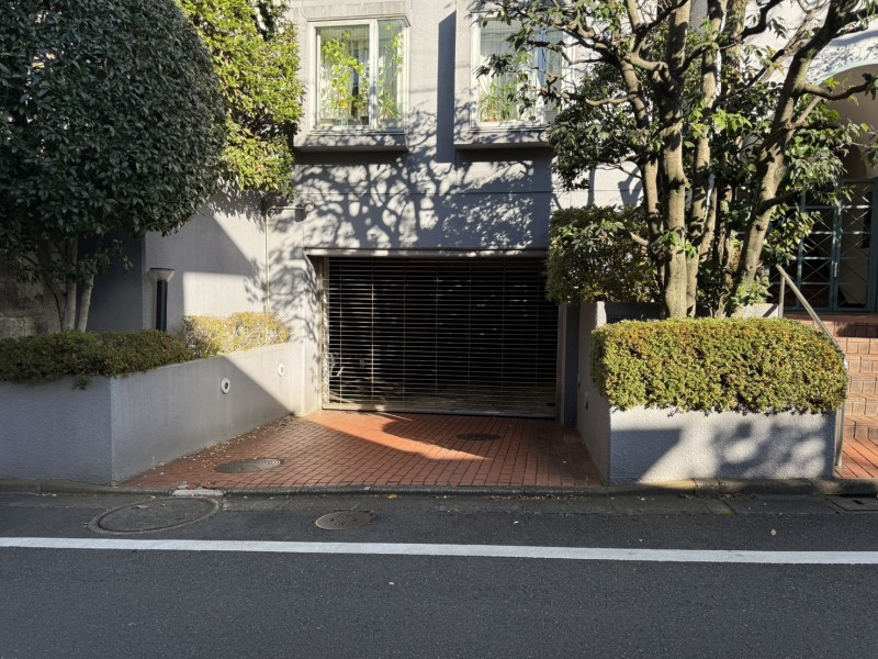 シャッター付駐車場出入口