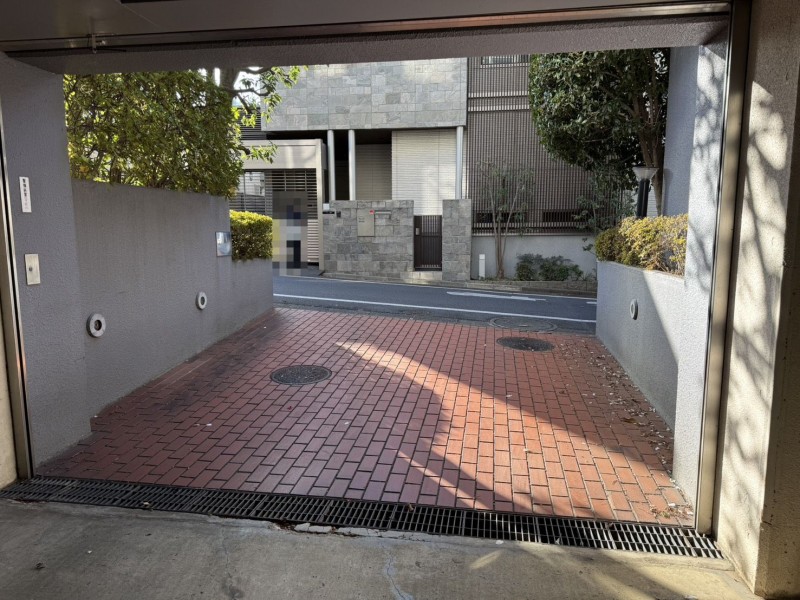 駐車場出入口（前面道路）